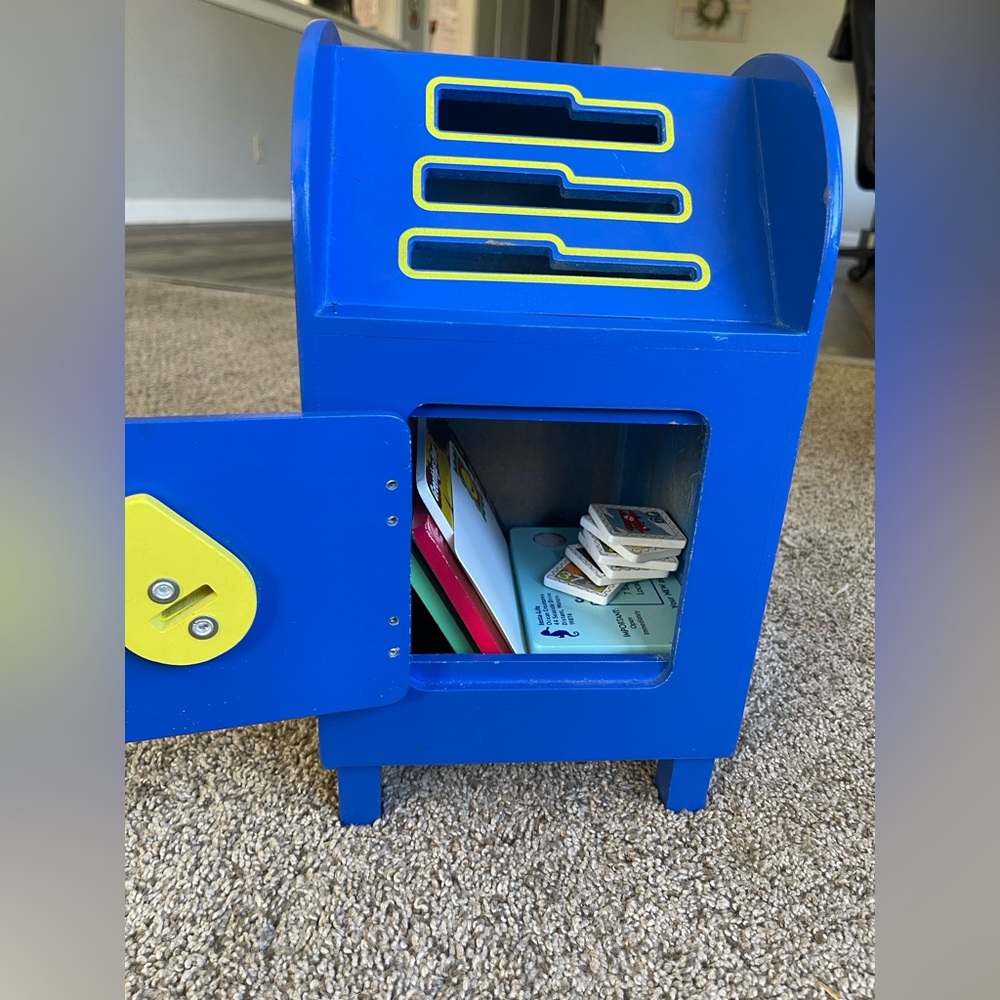 Melissa and Doug sorting mailbox